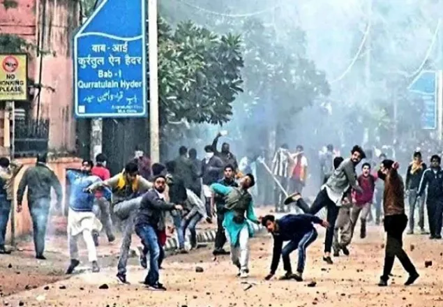 ভারতজুড়ে বিক্ষোভে পুলিশের গুলি,  আরো ৩ জন নিহত