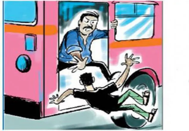 ভাড়া নিয়ে বিবাদ, চলন্ত বাস থেকে যাত্রীকে ধাক্কা