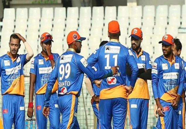 টস জিতে বোলিংয়ে মুশফিকের খুলনা