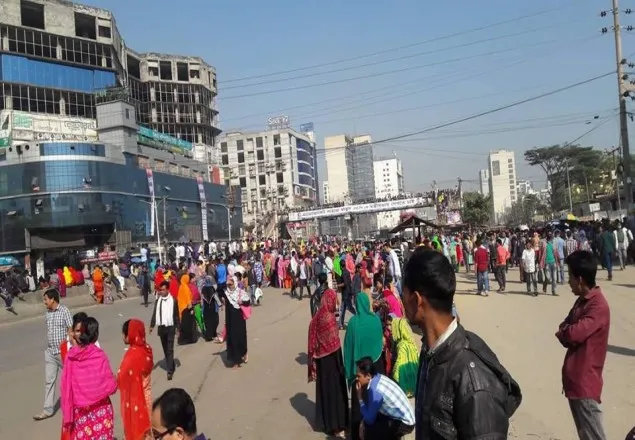 বকেয়া বেতনের দাবিতে উত্তরায় সড়ক অবরোধ