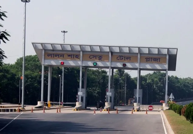 চলন্ত বাস থেকে ফেলে যাত্রী হত্যা, সুপারভাইজার-সহকারী গ্রেফতার 