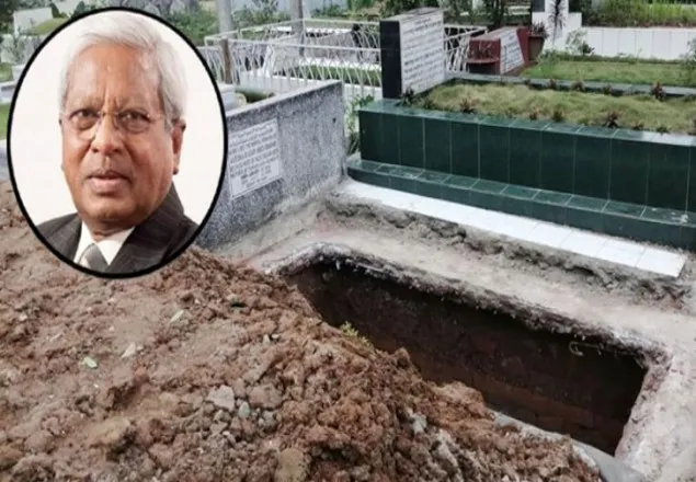  স্ত্রীর কবরে শায়িত হলেন স্যার ফজলে হাসান আবেদের