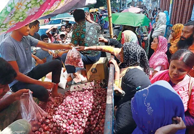 আজ থেকে টিসিবির পেঁয়াজ ৩৫ টাকায় বিক্রি