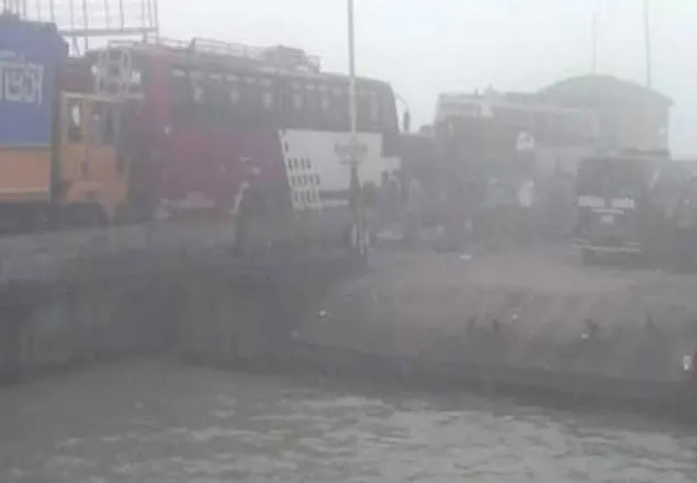 ঘন কুয়াশায় পাটু‌রিয়া- দৌলত‌দিয়ায় ফেরি চলাচল বন্ধ
