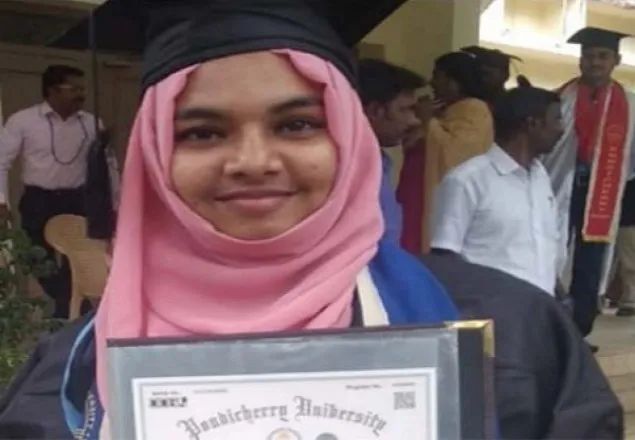 হিজাব পরায় স্বর্ণপদকপ্রাপ্য ছাত্রীকে সমাবর্তন অনুষ্ঠানে প্রবেশে নিষেধাজ্ঞা