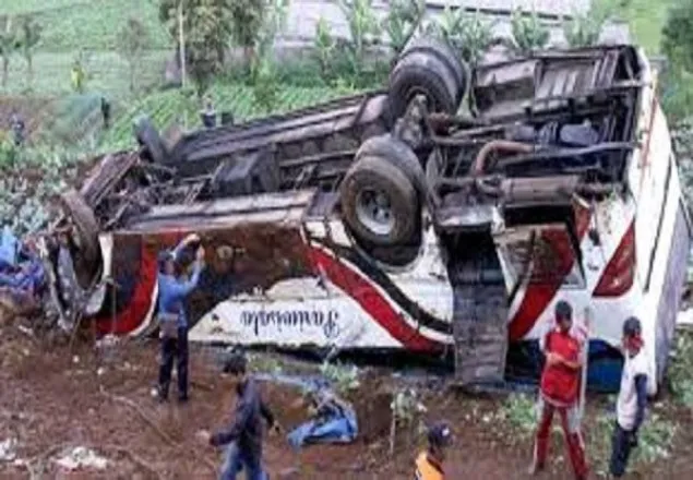 ইন্দোনেশিয়ায় বাস খাদে পড়ে নিহত ২৪