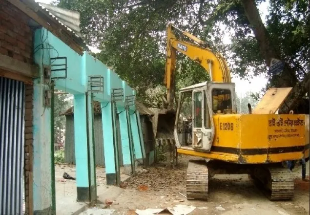 মাগুরার সরকারি জমিতে অবৈধ স্থাপনা উচ্ছেদ 