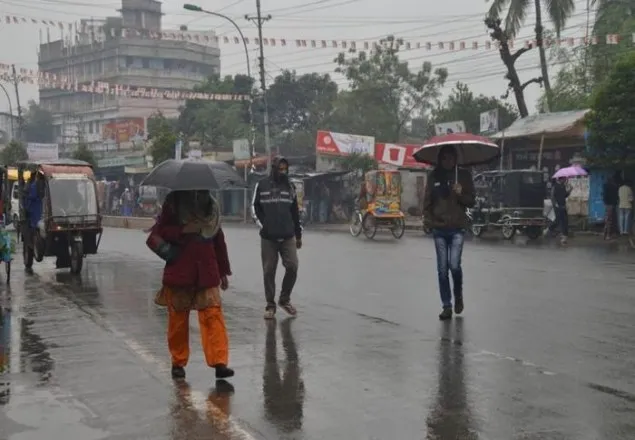 রাজধানীসহ সারা দেশে শীতের সঙ্গে গুঁড়ি গুঁড়ি বৃষ্টি