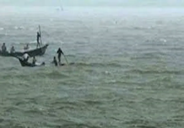 বঙ্গোপসাগরে ট্রলারডুবিতে নিহত ১, নিখোঁজ ১০