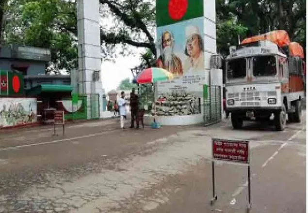 ভারতমুখী দুর্ভোগে স্থলবন্দরে যাত্রী কমছে