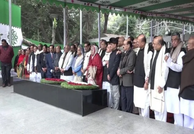 বঙ্গবন্ধুর প্রতিকৃতিতে আ’লীগের নতুন কমিটির শ্রদ্ধা