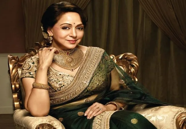  ৭১ বয়সে হেমা মালিনী প্রেমে পড়লেন তরুণের