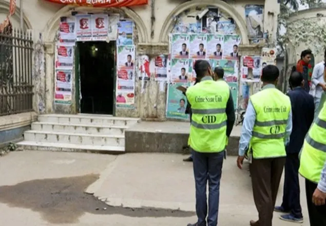 মধুর ক্যান্টিনের সামনে তিনটি ককটেল বিস্ফোরণ