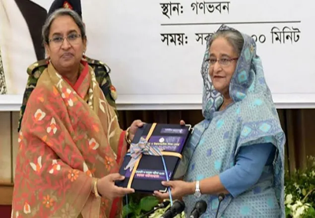 প্রধানমন্ত্রীর কাছে পিইসি-জেএসসি পরীক্ষার ফল হস্তান্তর