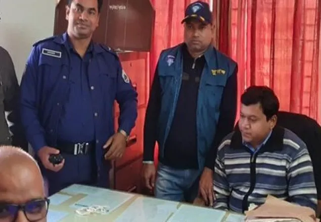 ঘুষের টাকাসহ সহকারী কর কমিশনার অভিজিৎ গ্রেফতার