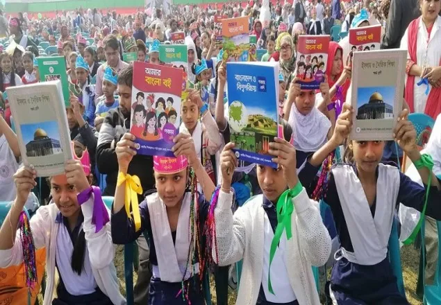 নতুন বইয়ের ঘ্রাণে মাতোয়ারা শিক্ষার্থীরা,স্কুলগুলোতে চলছে বই উৎসব