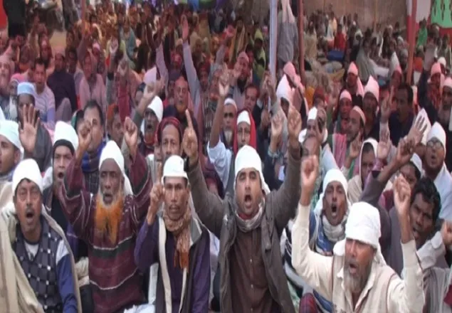 এবার কাফনের কাপড় মাথায় বেঁধে অনশনে পাটকল শ্রমিকরা