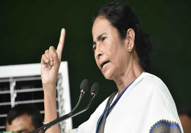 আপনি প্রধানমন্ত্রী নাকি পাকিস্তানের রাষ্ট্রদূত: মোদিকে প্রশ্ন মমতার