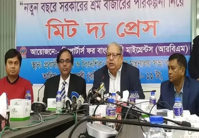 দক্ষ জনবল না থাকায় বিদেশগামী মানুষের সংখ্যা কমেছে: প্রবাসী মন্ত্রী