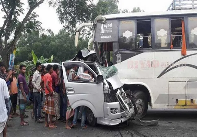 ফরিদপুরে বাস-মাইক্রোবাস সংঘর্ষে নিহত ৬