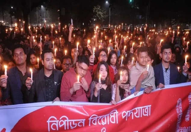ঢাবি ছাত্রী ধর্ষণ : রাতেও উত্তাল ক্যাম্পাস