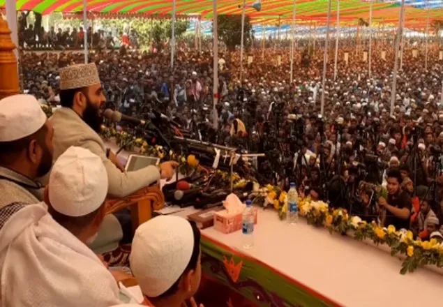  ‘আজহারীর’ মাহফিল শুনতে আগের দিন থেকেই ভির নারী-পুরুষের