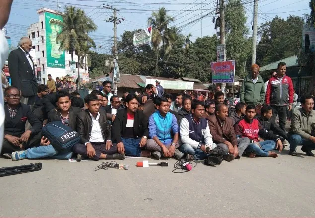 সাংবাদিক নির্যাতনের প্রতিবাদে লালমনিরহাটে সড়ক অবরোধ