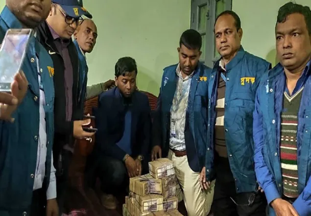 ﻿প্রকল্প কর্মকর্তার খাটের নিচে ২ কোটি টাকা
