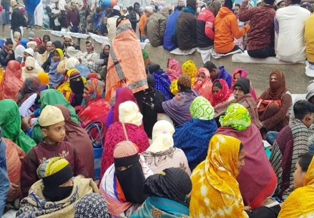 মোনাজাতে অংশ নিতে রাস্তায় নারীরাও