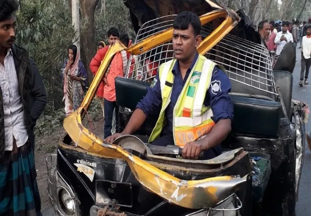 রাজবাড়ীতে বাসের ধাক্কায় মাহেন্দ্রর ৫ যাত্রী নিহত