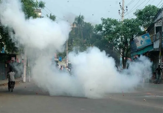 চট্টগ্রাম-৮ উপনির্বাচন: দুই প্রার্থী কেন্দ্রের ভেতরে, বাইরে ককটেল বিস্ফোরণ