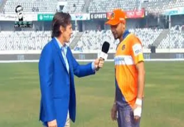বাঁ-হাতে ১৪ সেলাই নিয়েও মাঠে মাশরাফি!