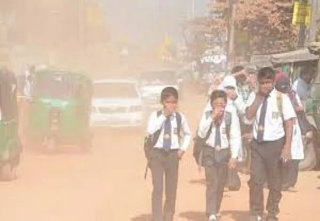 ফের বায়ুদূষণের শীর্ষে ঢাকা