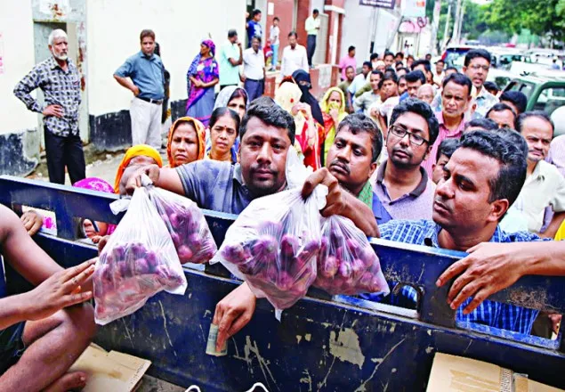 টিসিবির পেঁয়াজ অবৈধভাবে বিক্রি, আটক ২