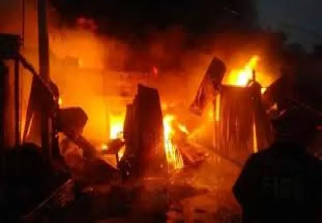 সিগারেটের আগুনে পুড়লো ৯ ঝুটের গুদাম