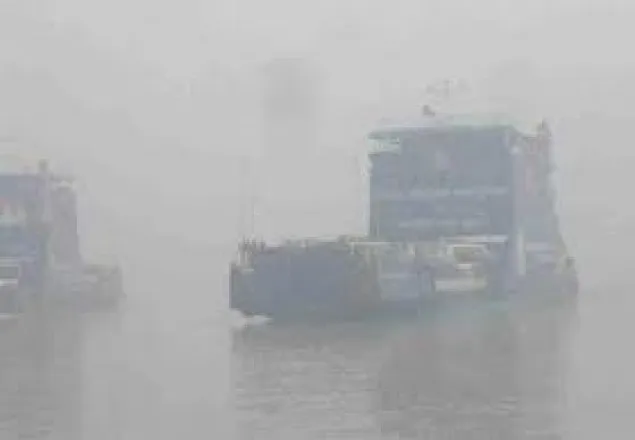 ঘন কুয়াশায় শিমুলিয়া-কাঁঠালবাড়ীতে ফেরি চলাচল বন্ধ