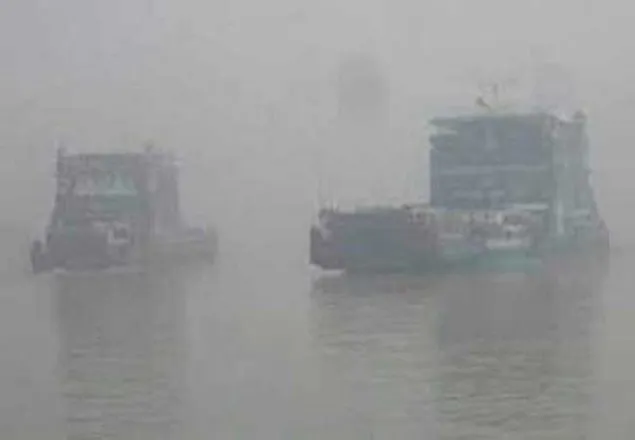 ঘন কুয়াশায় পদ্মায় আটকা পড়েছে ৬ ফেরি