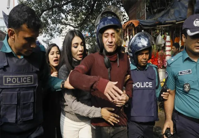 ঢাবি শিক্ষার্থীর বুকে পিস্তল ধরা ব্যবসায়ীকে গণপিটুনি