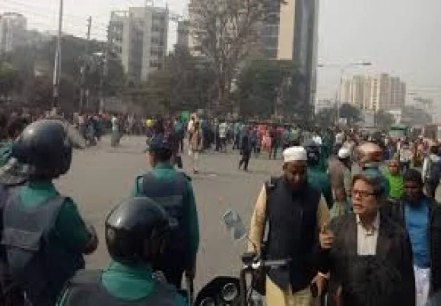বিজিএমইএর আশ্বাসে সড়ক ছাড়লেন শ্রমিকরা