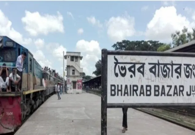 মাকে প্লাটফর্মে রেখেই শিশুপুত্রকে নিয়ে ট্রেন ছুটেগেল