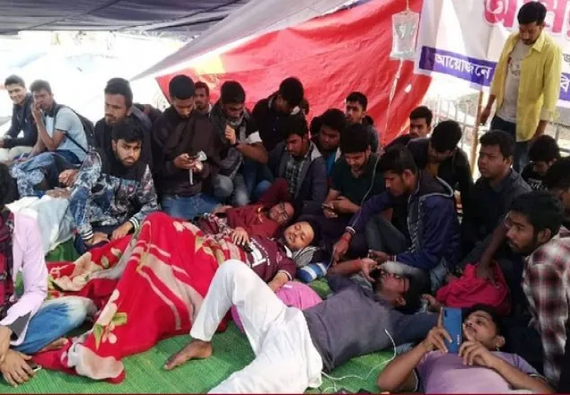 নির্বাচন পেছানোর দাবিতে অনশনরত ৪ শিক্ষার্থী অসুস্থ