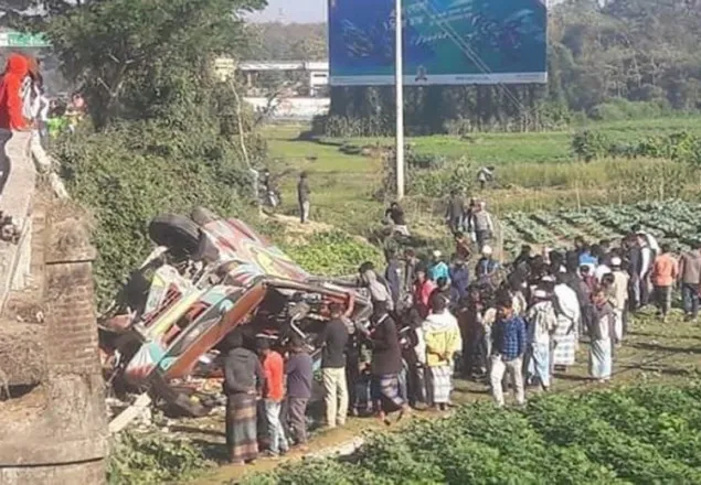 রামুতে পিকনিক বাস খাদে পড়ে ঢাবি শিক্ষার্থীসহ আহত ৩০