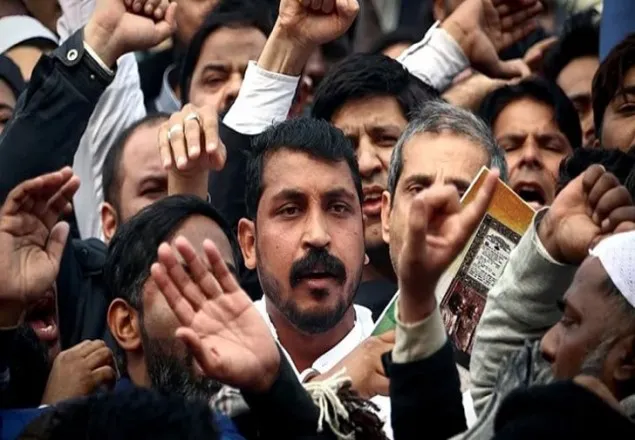 আদালতের নির্দেশের তোয়াক্কা না করেই চন্দ্রশেখর বিক্ষোভে যোগদান