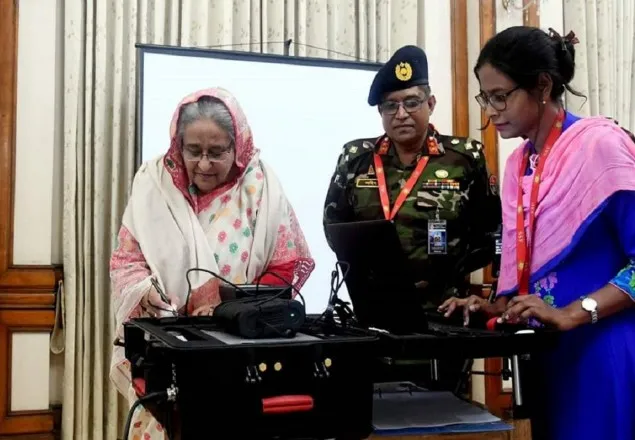  ই-পাসপোর্টের জন্য ছবি তুলেছেন প্রধানমন্ত্রী
