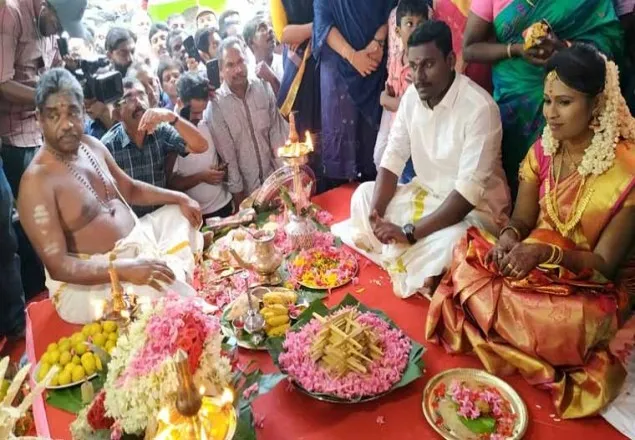 দরিদ্র হিন্দু মেয়ের বিয়ে দিলো কেরালার মসজিদ কমিটি