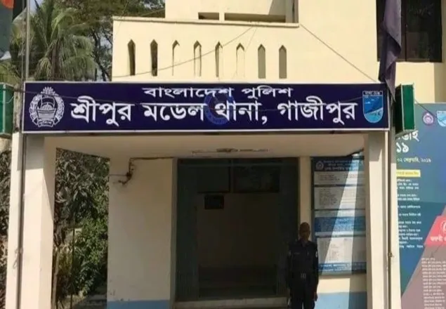 মামলায় একজন পুলিশ তুলে নিল আরেক জনকে