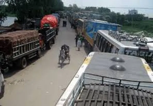 দৌলতদিয়া-পাটুরিয়ায় পারাপারের অপেক্ষায় শত শত যানবাহন
