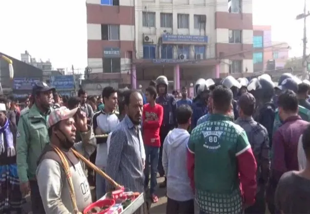 গাজীপুরে বকেয়া বেতনের দাবিতে শ্রমিকদের মহাসড়ক অবরোধ