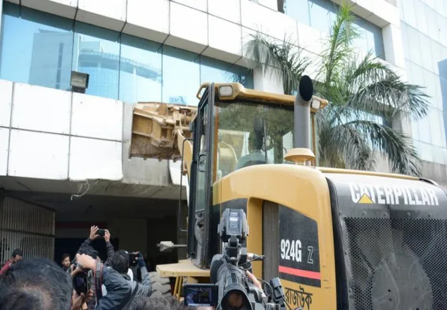 বিজিএমইএ ভবন ভাঙা শুরু