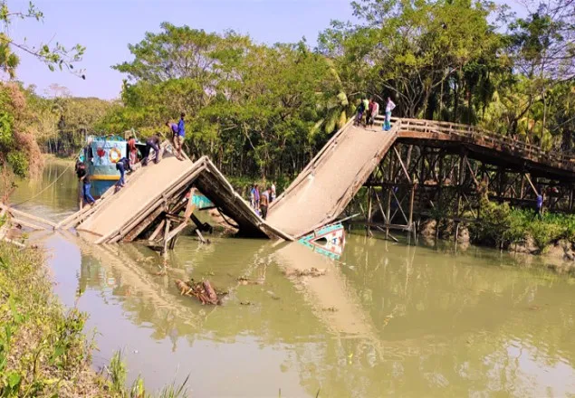 বরগুনায় ট্রলারের ওপর ভেঙ্গে পড়ল ব্রিজ!